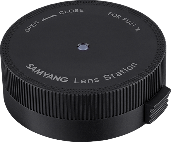 Samyang Lens Station - Fuji X on musta, pyöreä laite, jossa on kuvioidut reunat, joissa on merkinnät OPEN, CLOSE ja FOR FUJI X. Se päivittää objektiivin laiteohjelmiston ja säätää Fuji X -objektiivien asetuksia.