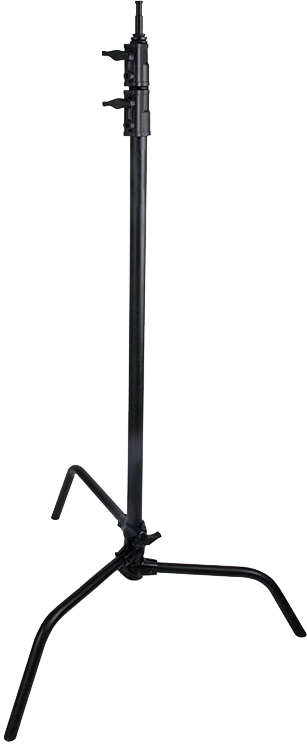 KUPO CL-20MB 20" Master C-Stand With Sliding Leg & Quick-Release - Black on kestävä metallinen valoteline, jossa on kolme kulmikasta jalkaa ja säädettävä korkeus, ihanteellinen studiovalaistuksen tukemiseen valokuvauksessa tai elokuva-asetuksissa. Tasainen neutraali tausta.