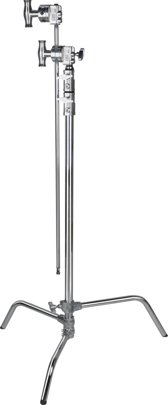 Hopeanvärisessä Kupo CL-40MK 40" Master C-Stand -jalustassa, jossa on liukujalkasarja ja pikavapautusjärjestelmä, on säädettävät varret ja kolme jalkaa, jotka ovat ihanteellisia valaisulaitteiden tukemiseen valokuvauksessa tai elokuvissa. Kuvattu tavallista, vaaleaa taustaa vasten.