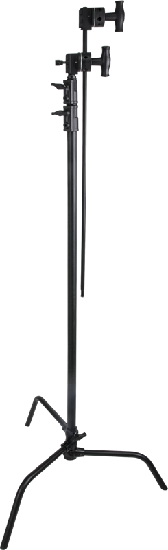Kupo CL-40MK 40" Master C-Stand with Sliding Leg Kit & Quick Release System, musta, on korkea, säädettävä metallinen kolmijalka, jota käytetään yleisesti valokuvaus- tai valaistuslaitteiden tukemiseen valkoista taustaa vasten.