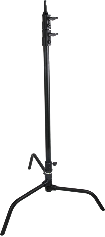 Kupo CT-20MB 20" Master C-Stand with Turtle Base - Black on metallinen kolmijalkainen kolmijalkainen jalusta, jossa on säädettävät korkeuskiinnikkeet valojen tai kameroiden tukemiseen valkoista taustaa vasten.