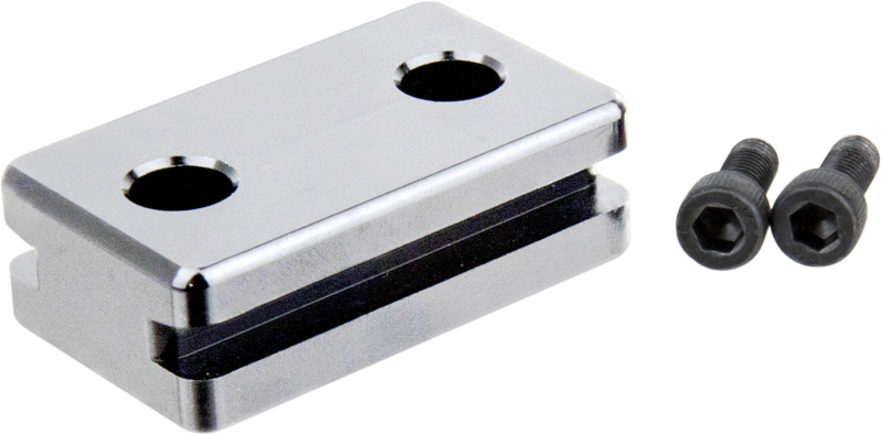 KUPO KCP-700-PRM PSU Rail Mount Adapter for Convi Clamp on kiiltävä suorakulmainen metallinen kiinnike, jossa on kaksi suurta reikää ja keskellä ura, kuvassa kahden mustan kuusiokoloruuvin vieressä.