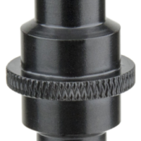 Kupo KS-017SB Universal 5/8" (16mm) Stud on musta, lieriömäinen metallisovitin, jossa on kierteitetyt päät ja kuvioitu keskikahva, joka on suunniteltu yhteensopivien komponenttien yhdistämiseen.