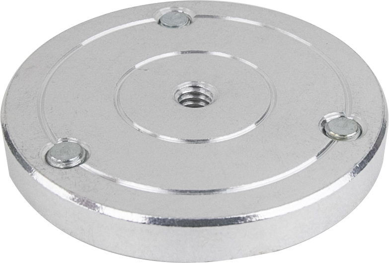 Kupo KS-122 Round Knob -nupissa on litteä, hopeinen metallikiekko, jossa on keskellä 1/4"-20-kierteinen reikä ja kolme tasaisin välein olevaa niittiä reunan lähellä, kuvassa tavallista taustaa vasten.