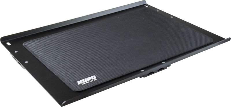 Kupo KS-312B Tethermate for MacBook 15" on musta metallinen kannettavan tietokoneen lokero, jossa on kuvioitu liukumaton pinta ja Kupo-brändinimi painettuna valkoisella vasemmassa alakulmassa.