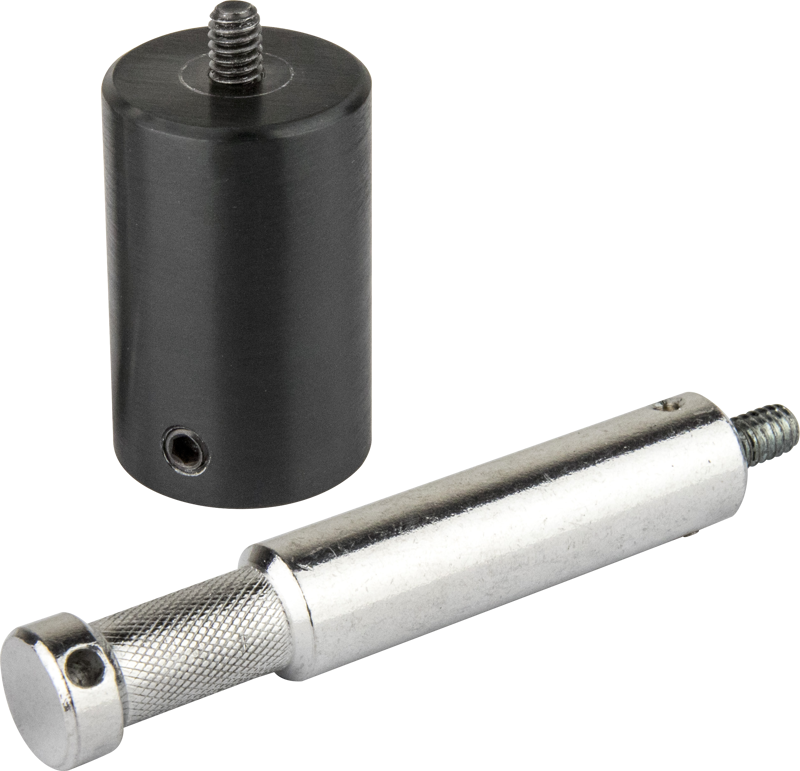 Kupo KS-345 Painters Pole Adapter, sylinterimäinen musta metallikappale, jossa on ruuvin pää ja sivureikä, on sijoitettu kiiltävän hopeanvärisen metallityökalun taakse, jossa on kuvioitu kahva, sivureikä ja päätyruuvi tavallisella pohjalla.