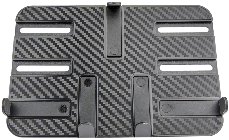 KUPO KS-410 Universal Tablet Holder -taulutietokonetelineessä on suorakulmainen, hiilikuitukuvioinen levy, jossa on neljä metallikoukkua, useita vaakasuuntaisia aukkoja säädettävää asemointia varten, kuvioitu pinta ja symmetrinen muotoilu.