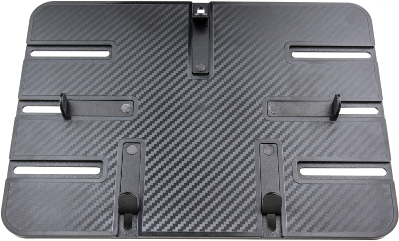 KUPO KS-411 Universal Tablet Holder for iPad Pro -tablettitelineessä on musta, hiilikuitukuvioitu muotoilu, jossa on säädettävät aukot ja korotetut kielekkeet, jotka pitävät laitteen turvallisesti, sekä Dia. 26 mm:n kuula monipuolista sijoittelua varten.
