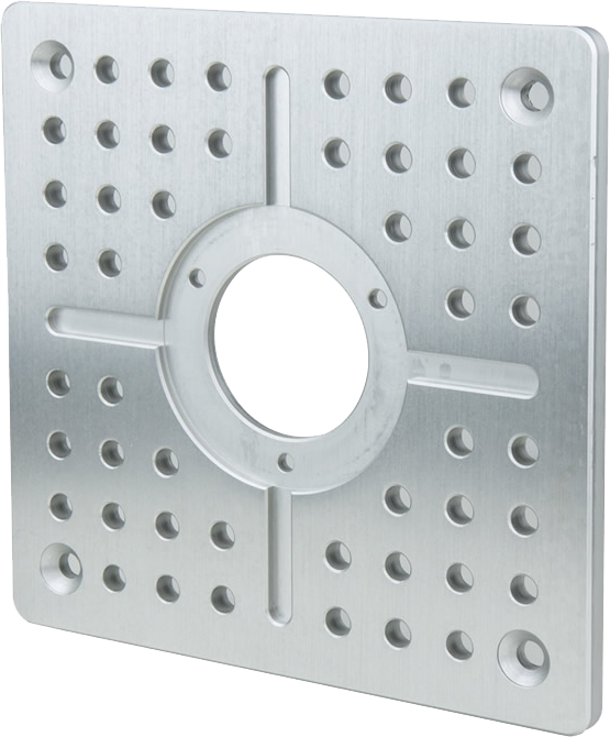 Kupo KS-1010M Juustolautanen (10 "x10 "x1/2" Mitchell-insertillä) on neliönmuotoinen metallilevy, jossa on pyöristetyt kulmat, keskellä pyöreä reikä, useita pienempiä reikiä, joissa on ruudukkokuvio, ja upotettuja ristinmuotoisia viivoja keskellä.