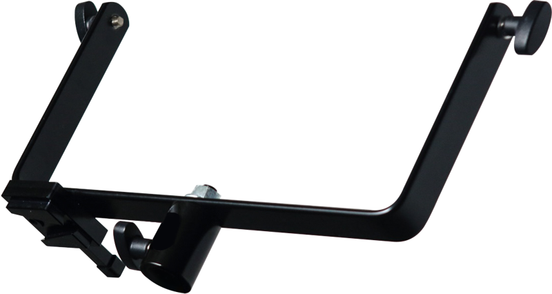 KUPO KS-640 Amaran P60C Yoke with V-Lock Base & 3-Way Mount Baby Adapter on musta metallinen kiinnike, jossa on säädettävä kiinnike ja kaksi pehmustettua päätykahvaa, joilla voit pitää tai kiinnittää esineitä turvallisesti.