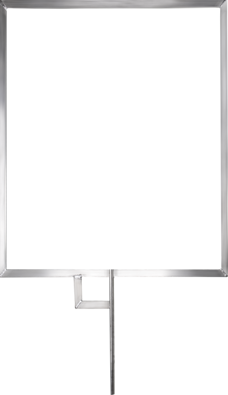 Kupo KCP-FF1824 18 "x24" litteä lippukehys on suuri, tyhjä neliön muotoinen metallikehys, jossa on ohut keskitanko ja pieni L-muotoinen metallituki alla, kuvassa valkoista taustaa vasten.