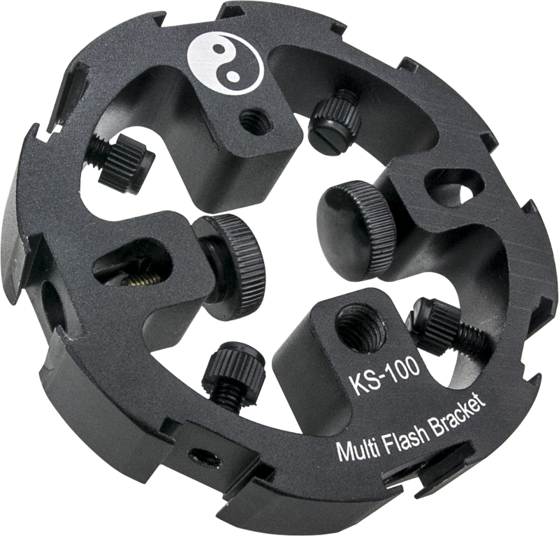 Musta pyöreä metallilaite, jossa on merkintä Kupo KS-100 Bagua Multiflash Bracket, jossa on useita säätönuppeja ja yin-yang-symboli yläosassa.