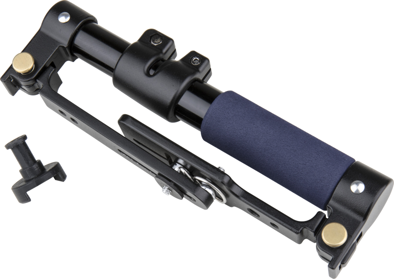Kupo KS-109 Folding Flash Bracket 5/8" (16 mm) adapterilla on esitetty osittain taitettuna, ja siinä on metalliosia ja irrotettava tappi, ja se näkyy vaalealla taustalla.