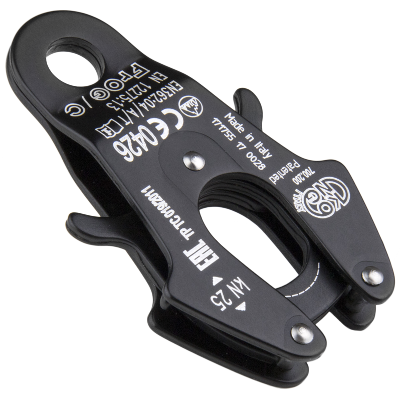 Kupo KS-157 Quick Release Frog Locking Carabinerissa on kaiverretut merkinnät, sertifiointitarrat, suuri kiinnitysreikä ja jousikuormitteinen nokkamekanismi kiipeilyyn tai teollisuuden turvallisuussovelluksiin.