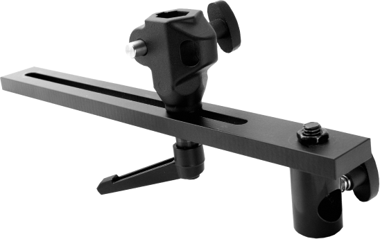 Kupo KS-210 Balance Adjustment Bracket on musta, säädettävä metallinen kamerakiinnike, jossa on liukukisko, kiristysnupit ja kiinnitin tolppaan tai jalustaan kiinnittämistä varten.