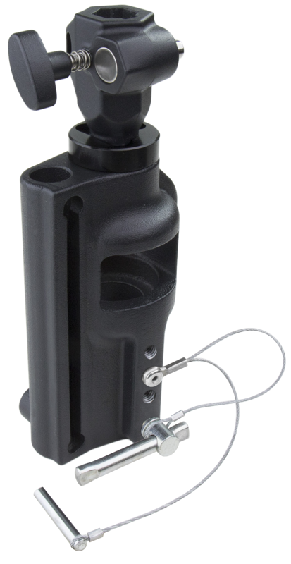 Kupo KS-214 Spigot Adapter 5/8" F - 1-1/8" F on esitetty eristettynä vaalealla taustalla, ja siinä on musta säädettävä muotoilu, jossa on pallopää, kiristysnuppi, pitkänomainen ura, metalliset turvakaapelit ja mukana tulevat kuusiokoloavaimet.