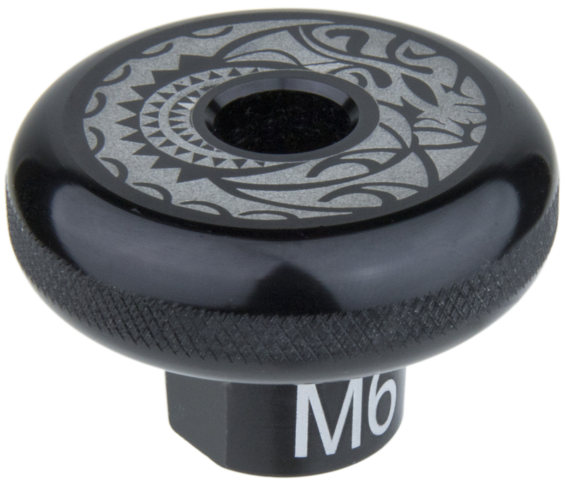 Kupo KS-220 Aluminum Round Knob -nupissa on musta pyöreä metallinen muotoilu, koristeellinen harmaa heimokuvio yläosassa ja valkoisella merkitty "M6" sen pohjassa.