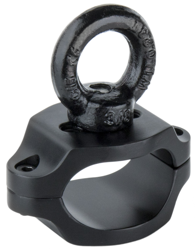 Kupo KS-249 Safety Attachment for Easyrig Stabilizer on musta metallinen kiinnitin, jonka yläosassa on silmämutteri, kaksi ruuvinreikää kiinnitystä varten ja pyöreä aukko putkien tai tankojen kiinnittämistä varten.