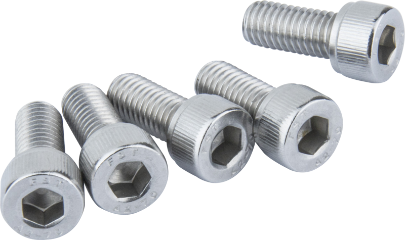 Viisi Kupo KS-297 M8 x 18mm ruostumattomasta teräksestä valmistettua kuusiokantaruuvia (5 kpl) on sijoitettu vinosti vaalealle taustalle, jolloin niiden kuusiokantaiset päät ja kierteitetyt rungot tulevat näkyviin.