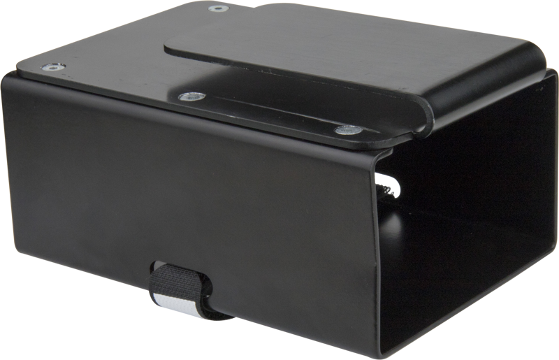 Kupo KS-306B Hard Drive Holder on musta, suorakulmainen metallikotelo, jossa on avoin etuosa, litteä yläosa, sivuhihna ja useita ruuveja, jotka kiinnittävät yläpaneelin päärakenteeseen.