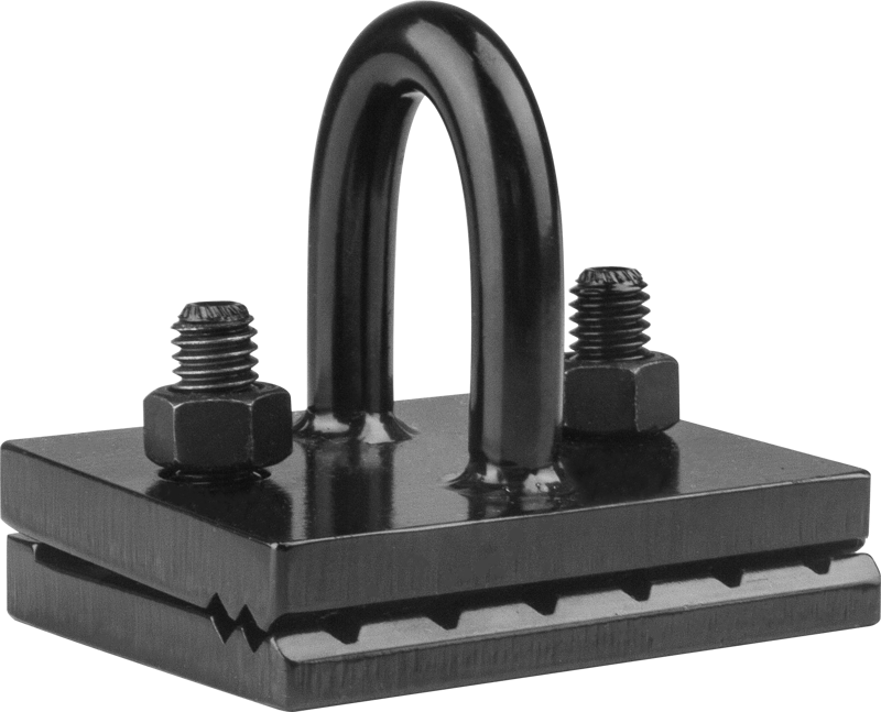 Kupo KS-377 Steel Pinch Clamp Tie-Down on musta puristin, jossa on kaksi ruuvia ja mutterit kaapeleiden tai johtojen kiinnittämiseen ja kiinnittämiseen kahden suorakulmaisen levyn väliin.