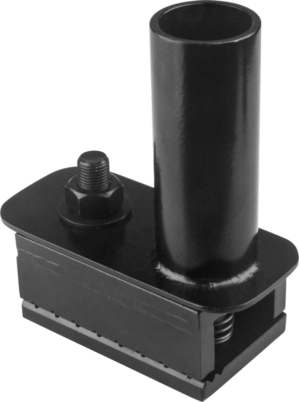Kupo KS-384 Steel Single Pinch Clamp With 1-1/4" Starter on musta metallinen puristin, jossa on pystysuora sylinterimäinen putki, suuri pultti suorakulmaisella alustalla ja näkyvät jouset alla. Asetettu tavallista, vaaleaa taustaa vasten.
