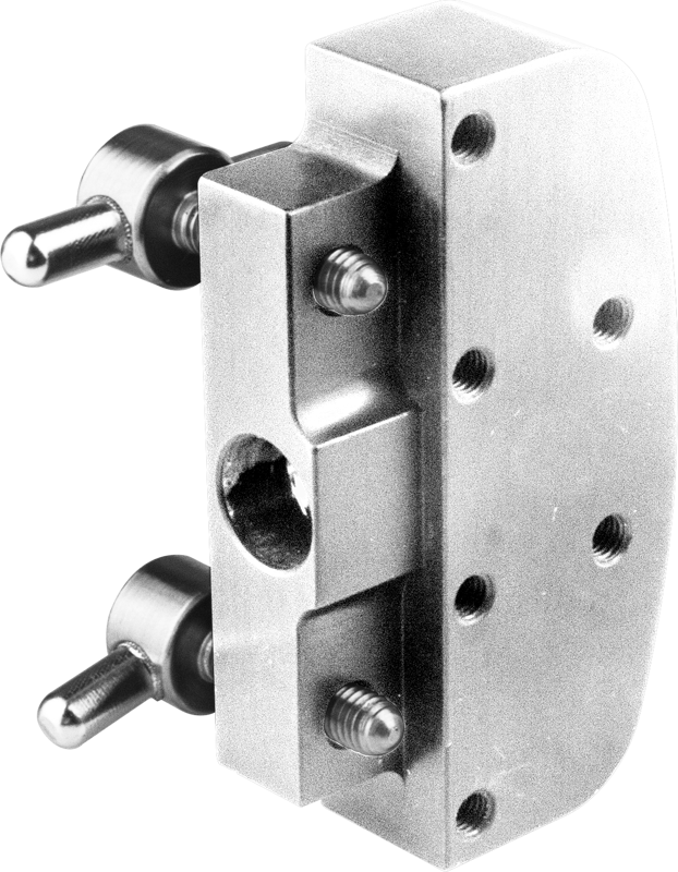 Lähikuva KUPO KS-620 Hard Mount Female Block for Steadicam Zephyr -kiinnityslohkosta, jossa näkyy sen sileä, heijastava, tarkkaan työstetty metalli, jossa on useita kierrereikiä, kaksi nupillista metallitappia ja keskeinen pyöreä aukko.