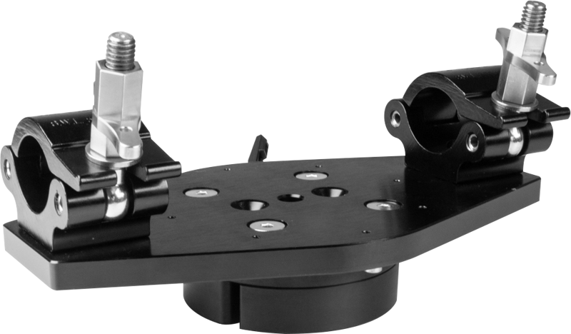 KUPO KS-670 Euro Clamp to Pipe Mount on musta metallinen kiinnike, jossa on useita reikiä ja kaksi lieriömäistä kiinnikettä, jotka on kiinnitetty pultilla ja mutterilla, ja joka on suunniteltu laitteiden tai koneiden osien kiinnittämiseen tai kiinnittämiseen.