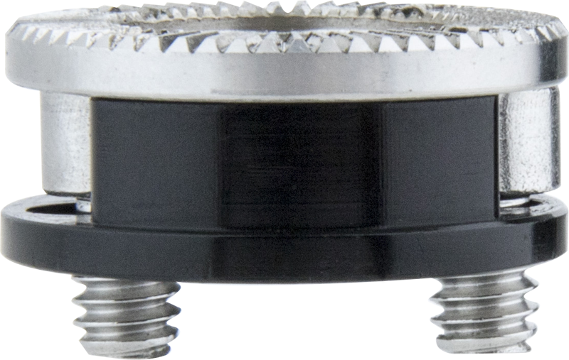 Lähikuva Kupo KS-734 Arri Rossette Bolt-On Mount (1/4"-20) -metallisesta sylinterimäisestä kameran lisävarusteesta, jossa on kaksi ruuvikiinnikettä alareunassa ja kuvioitu yläreuna, kuvattuna tavallista taustaa vasten.