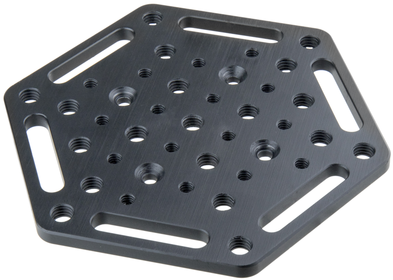 Kupo KS-0406 Hex Cheese Plate for 6" Suction Cup on kuusikulmainen metallilevy, jossa on useita kierteitettyjä/kierteettömiä reikiä ja kolme pitkulaista aukkoa, jotka on suunniteltu kiinnitykseen tai mekaaniseen kokoonpanoon.