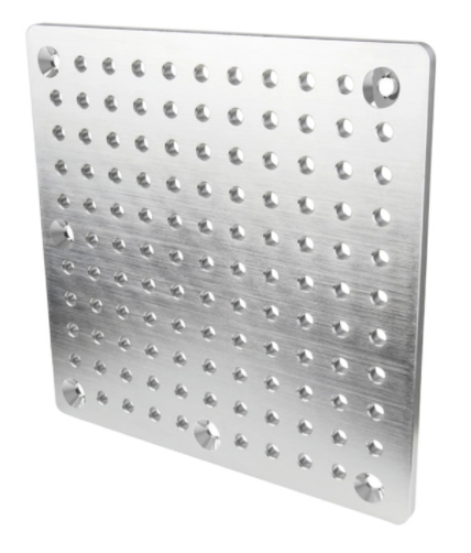 Kupo KS-1212 12 "x12" Square Cheese Plate (alumiini) on metallinen levy, jossa on harjattu viimeistely, tasaisin välein olevat pyöreät reiät ja neljä suurempaa reikää jokaisen kulman lähellä.