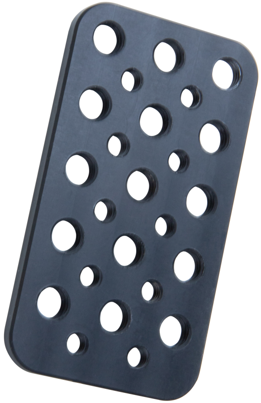 Kupo KS-3922 Mini Mounting Plate on musta, suorakulmainen metallilevy, jossa on pyöristetyt kulmat ja rivit pyöreitä 3/8" ja 1/4" reikiä. Se näkyy kulmassa tavallista taustaa vasten.