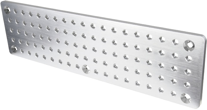 Kupo KS-5520 5,5" x 20" suorakulmainen juustolevy (alumiini) on harjattu metallilevy, jossa on useita tasaisin välein olevia kohoumia ja neljä kiinnitysreikää, yksi lähellä jokaista kulmaa.