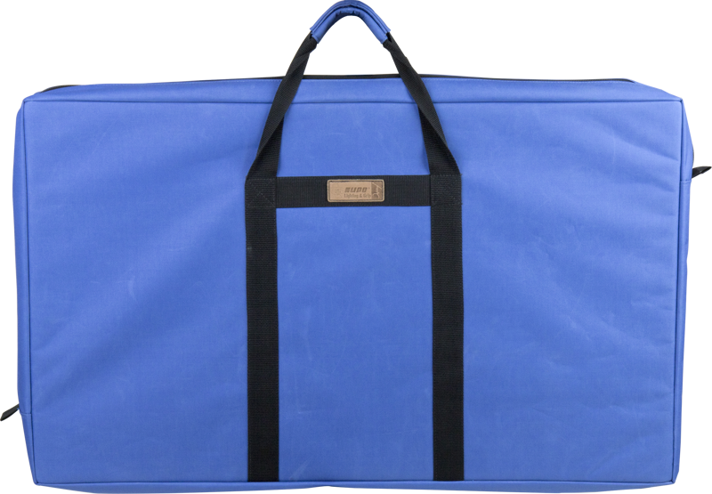 Kupo KT-2436 -kantolaukku 24 "x36" -lippuille on suuri, suorakulmainen sininen laukku, jossa on mustat kädensijat ja pieni ruskea etiketti edessä, kuvassa vaaleaa taustaa vasten.