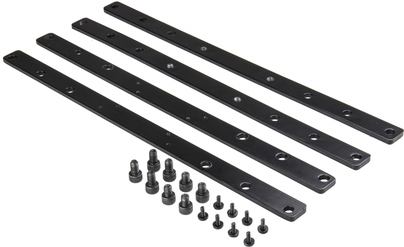 KUPO KS-534 VESA-asennussovitin 75/100 - 200/300/400 sisältää neljä pitkää, litteää mustaa metallitankoa, joissa on useita reikiä, sekä kaksi riviä erilaisia pieniä mustia ruuveja ja pultteja, jotka on järjestetty siististi vaalealle taustalle.
