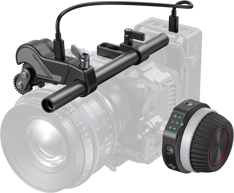 SmallRig 4296 Wireless Follow Focus Kit (Lite), jossa on tarkennuksen ohjauspyörä, moottori ja kiinnitystanko, on kiinnitettynä taustalla olevaan elokuvakameralaitteeseen.