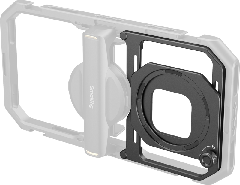 SmallRig 4843 Magnetic Filter Adapter for Universal Mobile Video Cage 67mm, musta, jossa on näkyvä tuotemerkki kahvassa, kiinnitetään läpinäkyvään älypuhelinrunkoon ja siinä on lukitusmekanismi oikeassa alakulmassa.