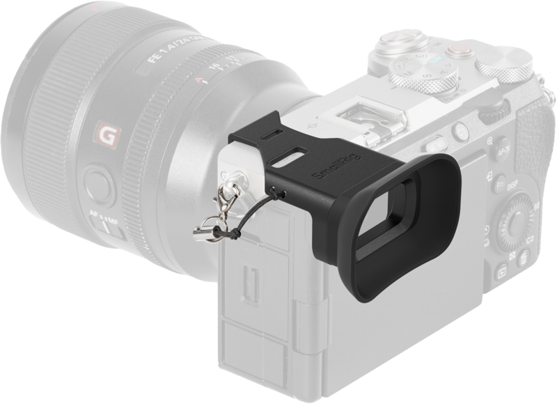 SmallRig 4819 Camera Viewfinder Eyecup for Sony Alpha 7C II / Alpha 7CR, musta, jossa on kiinnityslenkki, kiinnitetään suurella objektiivilla varustetun hopeanvärisen ja mustan digitaalikameran etsimeen.