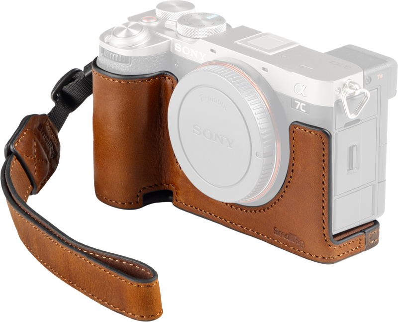 SmallRig 5015 -kameran nahkakotelosarja Sony Alpha 7C II/Alpha 7CR:lle, ruskea, suojaa kameran runkoa ja sisältää yhteensopivan rannehihnan, joka tarjoaa täyden pääsyn säätimiin ja portteihin.