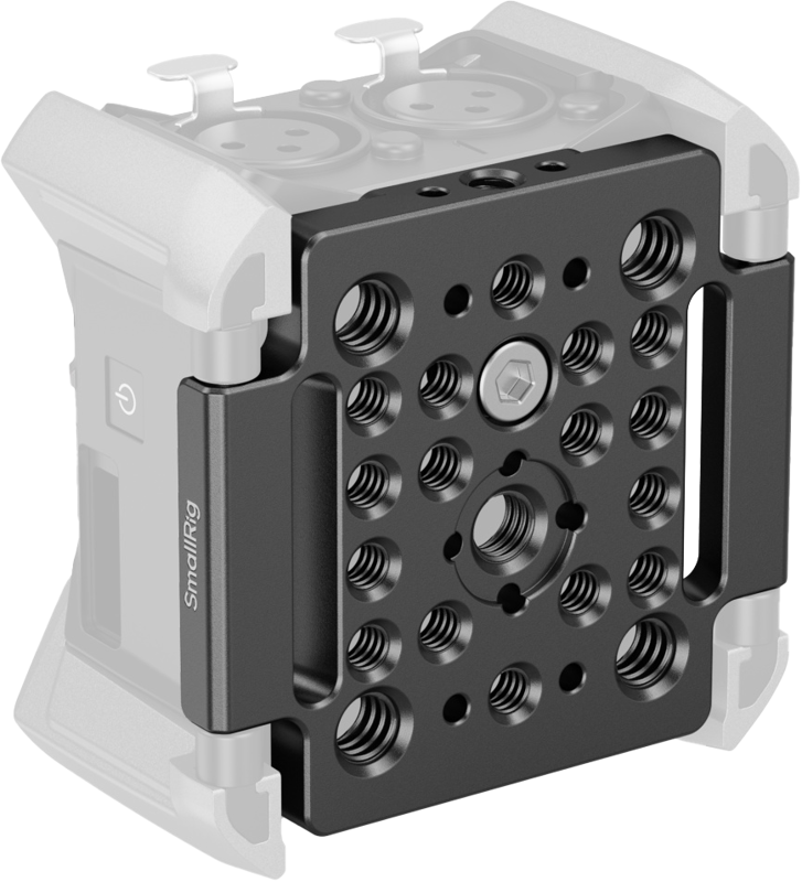 SmallRig 4883 Mount Plate for Zoom F3 on musta metallilevy, jossa on useita kierteitettyjä reikiä, keskimmäinen kuusikulmainen pultti ja erilaisia kiinnitysvaihtoehtoja, kuvassa kiinnitettynä osittain näkyvissä olevaan kameran lisävarusteeseen.