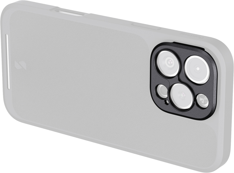 Lähikuva SmallRig 4992 FilMov 17 mm:n kierteitetyn objektiivin kiinnityslevystä iPhone 16 -sarjan kotelossa, jossa korostuu takakameramoduuli, jossa on neljä objektiivia ja salama tavallista taustaa vasten.