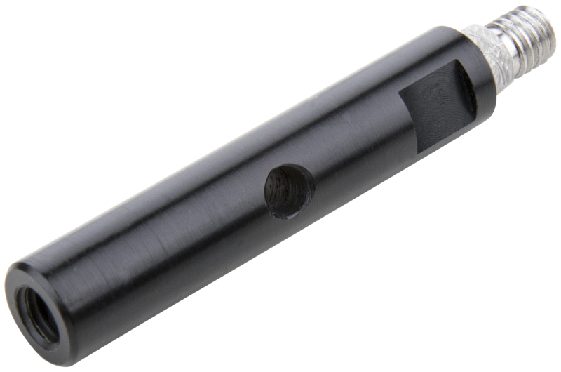 Kupo KS-111 5/8''' (16mm) sovitin 3/8'''F:stä 3/8'''M:ään sisältää mustan sylinterimäisen metalliakselin, jossa on hopeinen kierteitetty pää, keskellä porattu reikä ja suorakulmainen leikkaus, kuvassa valkoisella pohjalla.