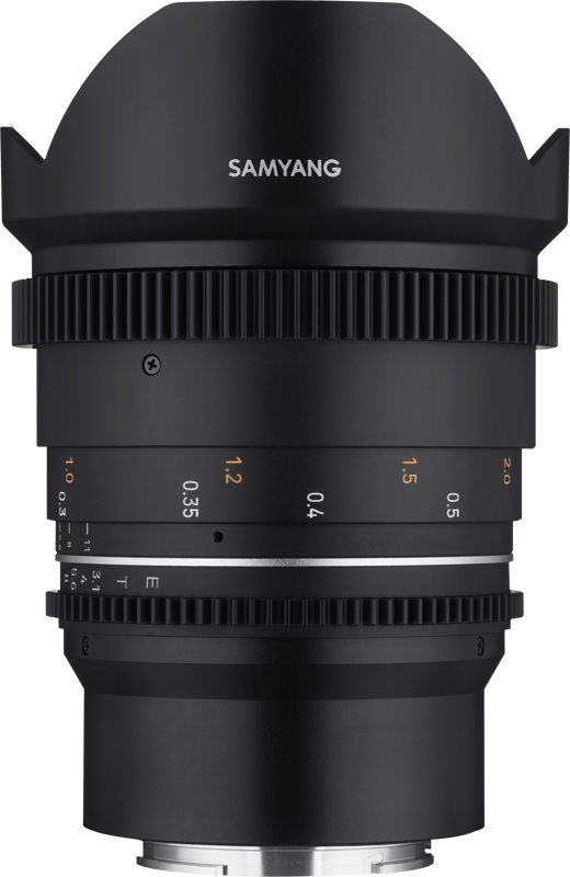 Lähikuvassa Samyang 14mm T3.1 VDSLR MK2 - Sony FE -objektiivista näkyy sen mattamusta viimeistely, tarkennus- ja aukkorenkaat, valkoiset ja oranssit merkinnät sekä terälehden muotoinen vastavalosuoja.