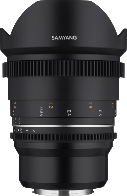 Lähikuva Samyang 14mm T3.1 VDSLR MK2 Fuji X -objektiivista, jossa on tarkennus- ja aukkomerkinnät, musta metallirunko ja uurrettu rengas tavallista taustaa vasten.