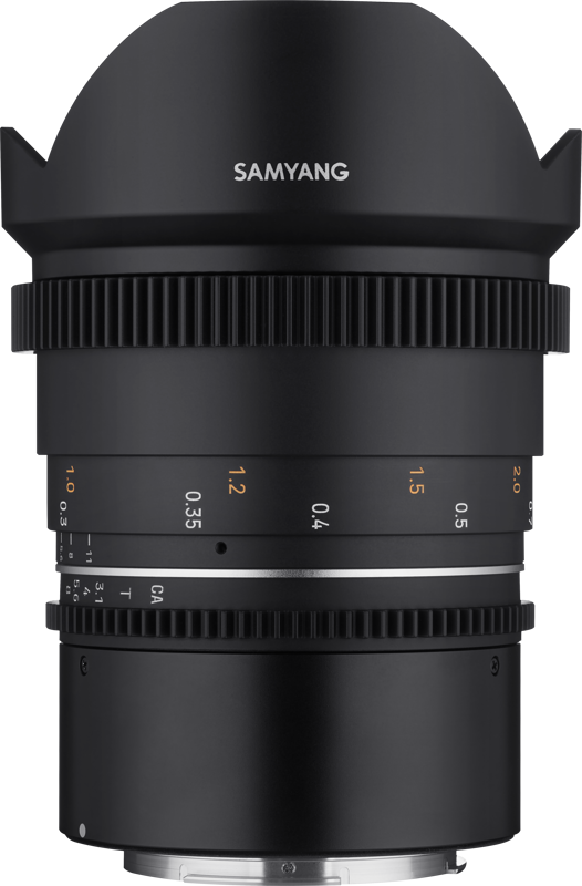 Lähikuvassa Samyang 14mm T3.1 VDSLR MK2 for Canon RF -objektiivista näkyy sen musta runko, kuvioidut tarkennus- ja aukkorenkaat, valkoiset ja oranssit etäisyysmerkinnät sekä terälehden muotoinen huppu.