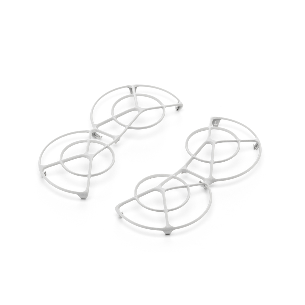 Kaksi valkoista, pyöreää DJI Neo Propeller Guard -propellisuojaa, joissa on risteävät viivat, jotka on yhdistetty vinosti keskellä, valkoisella pohjalla.