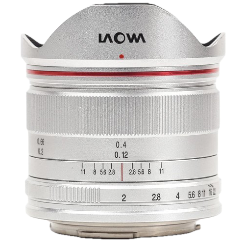 Laowa 7,5 mm f/2 Standard Silver - MFT-objektiivissa on kaiverrettu tarkennus- ja aukkomerkintä, punainen korostusrengas ja terälehden muotoinen huppu, jotka näkyvät valkoista taustaa vasten.