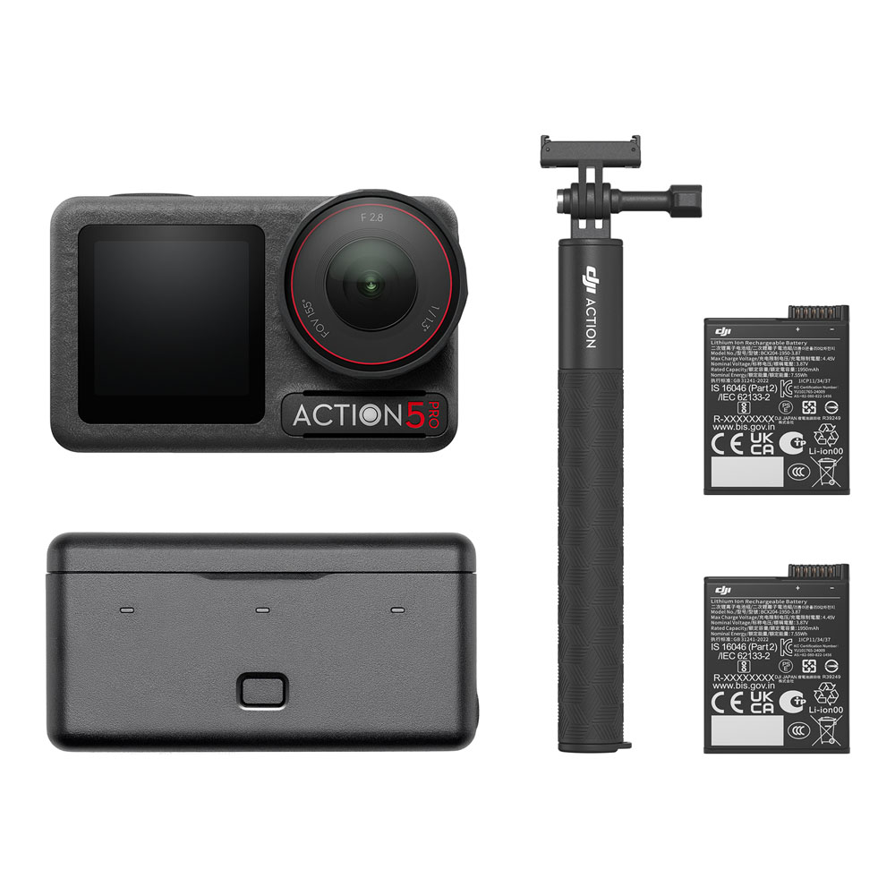 DJI Osmo Action 5 Pro Adventure Combo -toimintakamera, jonka objektiivi on ylöspäin, käsikameran selfiekeppi, kaksi kameran akkua ja musta latauskotelo, siististi aseteltu valkoiselle taustalle.
