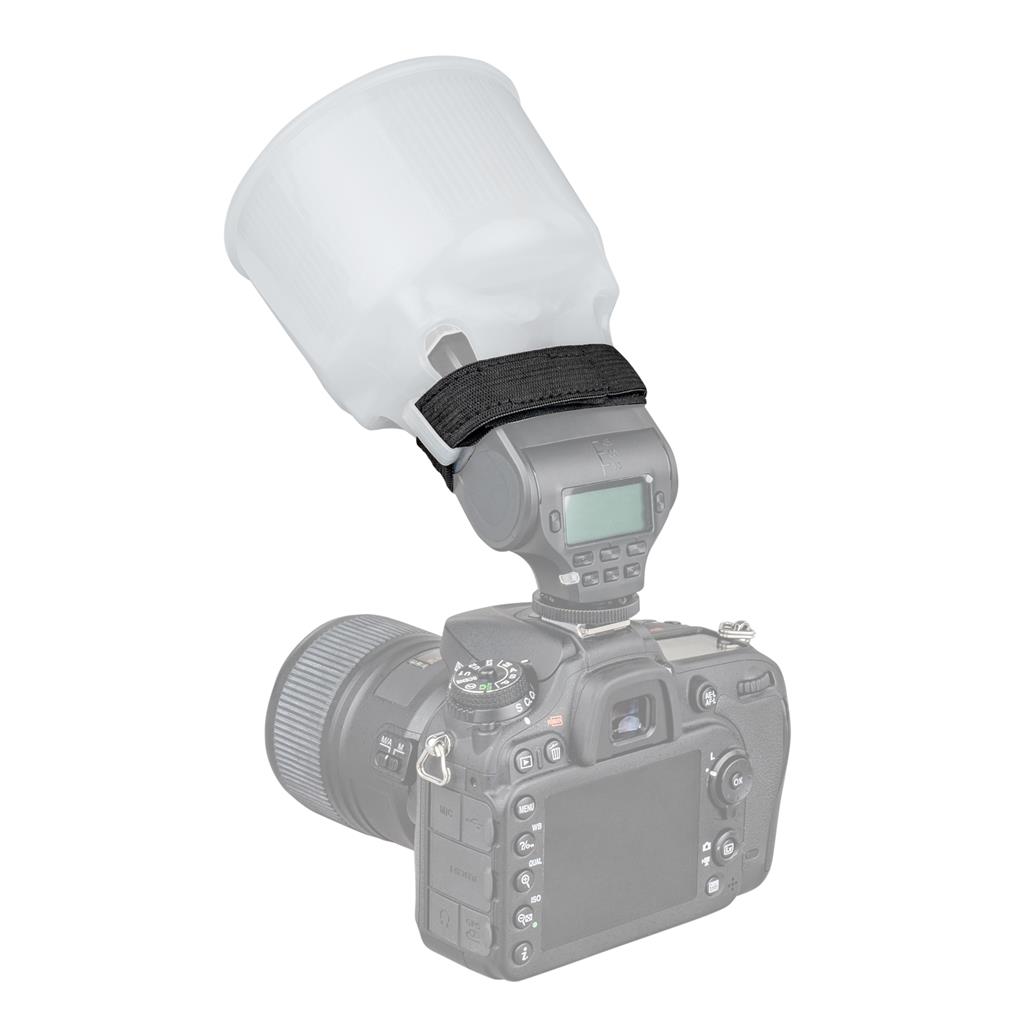 DSLR-kamera, jossa on Dörr PRO Soft Diffusor yleismalli, suuri läpikuultava valkoinen salaman diffuusori, joka on kiinnitetty ulkoiseen salamaan mustalla hihnalla. Harmaasävyinen kamera erottuu näkyvästi korostetusta diffuusorista.