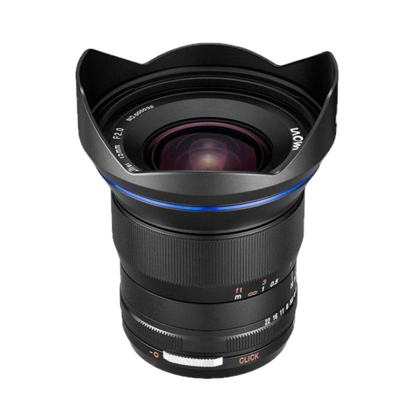 Laowa 15mm f/2 Zero-D -objektiivi (L-mount) näkyy valkoisella pohjalla, jossa on musta terälehden muotoinen huppu, näkyvät tarkennus- ja aukkorenkaat sekä sininen korostusrengas lähellä yläreunaa.